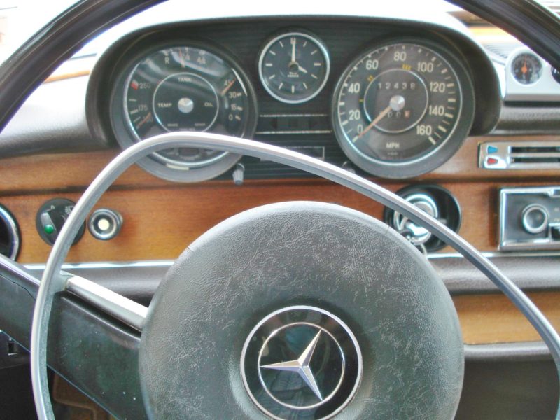 steering wheel in vehicle for sale at maltz auto auctions