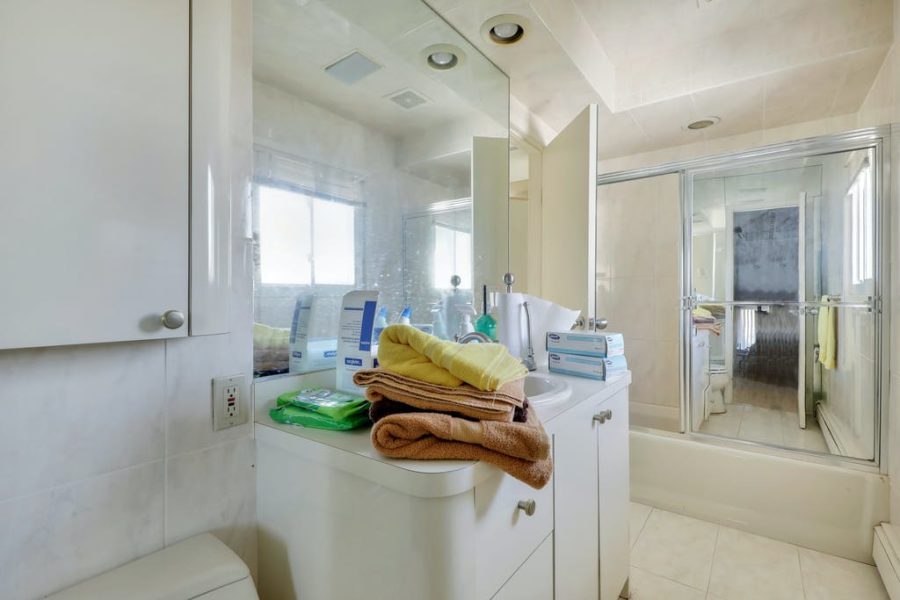 bathroom of home for sale at maltz auctions in new york