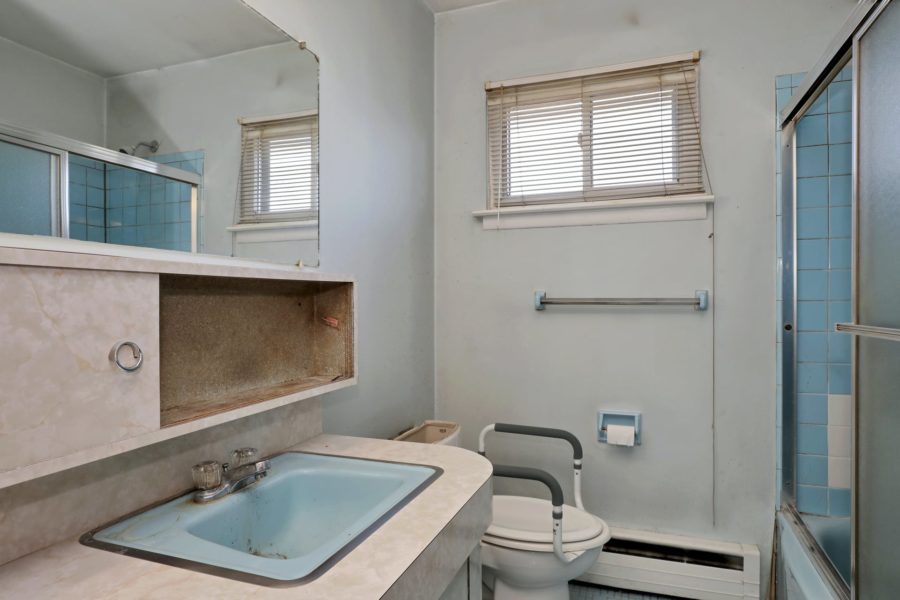 bathroom area of home for sale at maltz auctions in new york