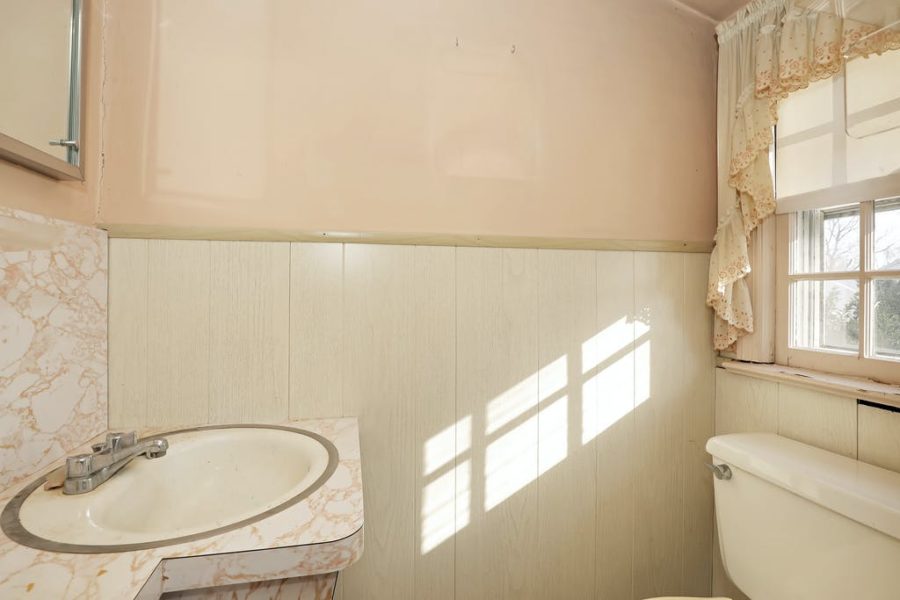 bathroom interior of home for sale at maltz auctions in new york
