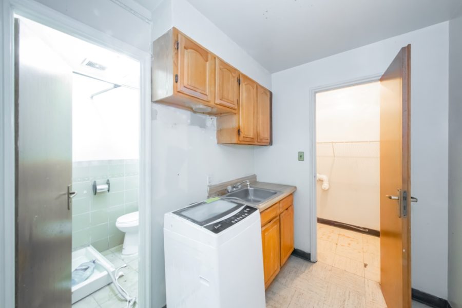 laundry room of duplex condo for sale at maltz auctions in new york