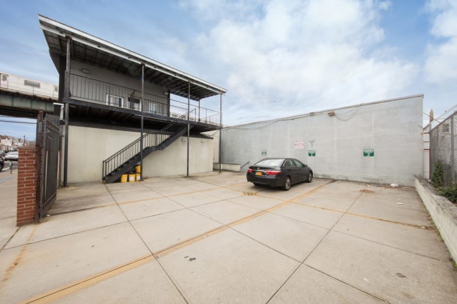 parking of HAB bank net leased building by maltz auctions