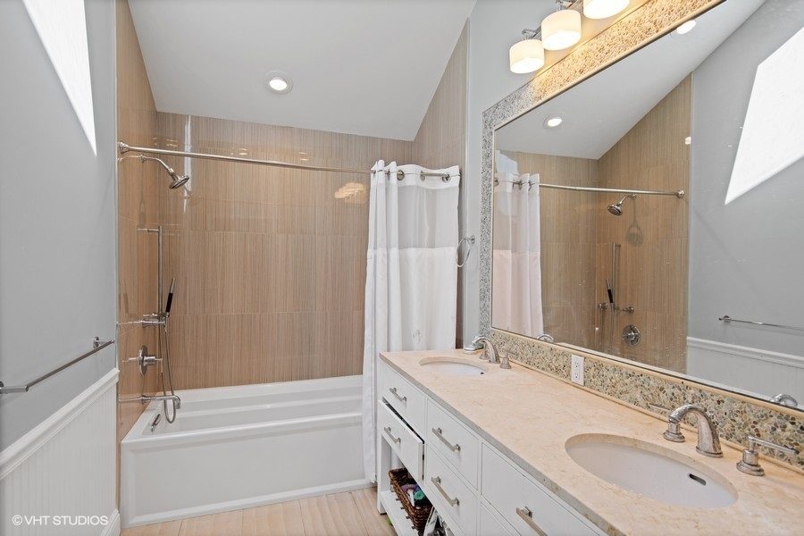 bathroom of 6 bedroom home on 2 acres of land for sale at auction
