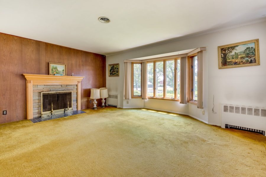 living area and fireplace mantel in 3 bedroom home for sale at maltz auctions