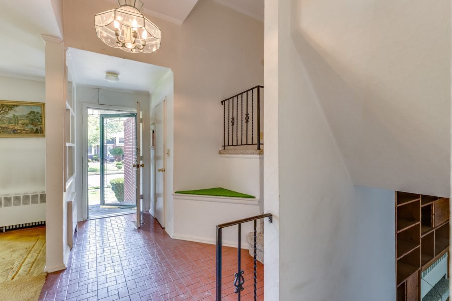 front entryway in 3 bedroom home for sale at maltz auctions