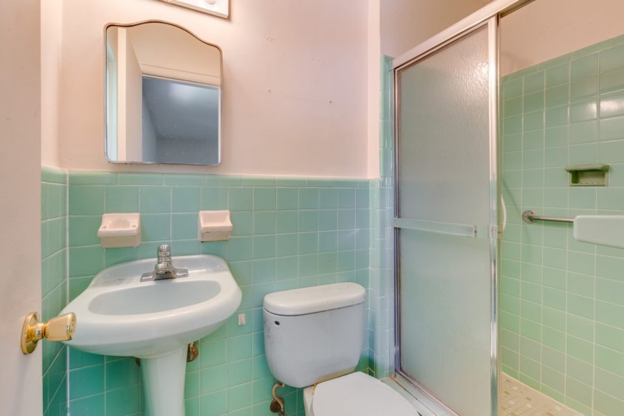 bathroom in 3 bedroom home for sale at maltz auctions
