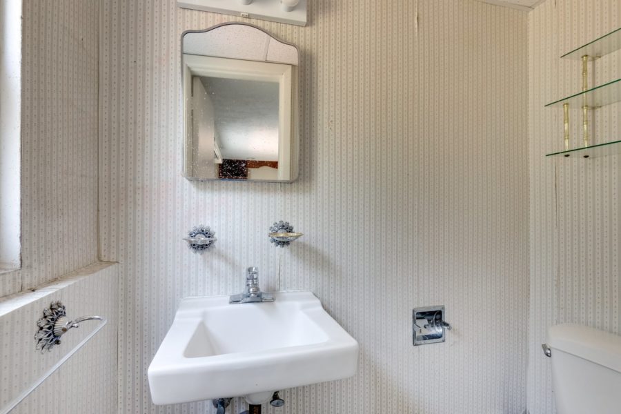 bathroom of 3 bedroom home for sale at maltz auctions