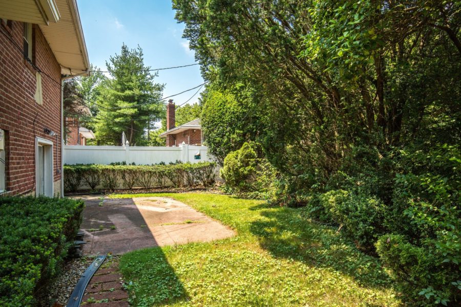 side yard of 3 bedroom home for sale at maltz auctions