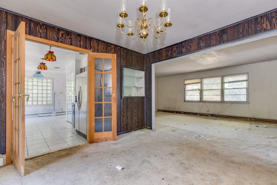 living area of house for sale at Maltz Auctions