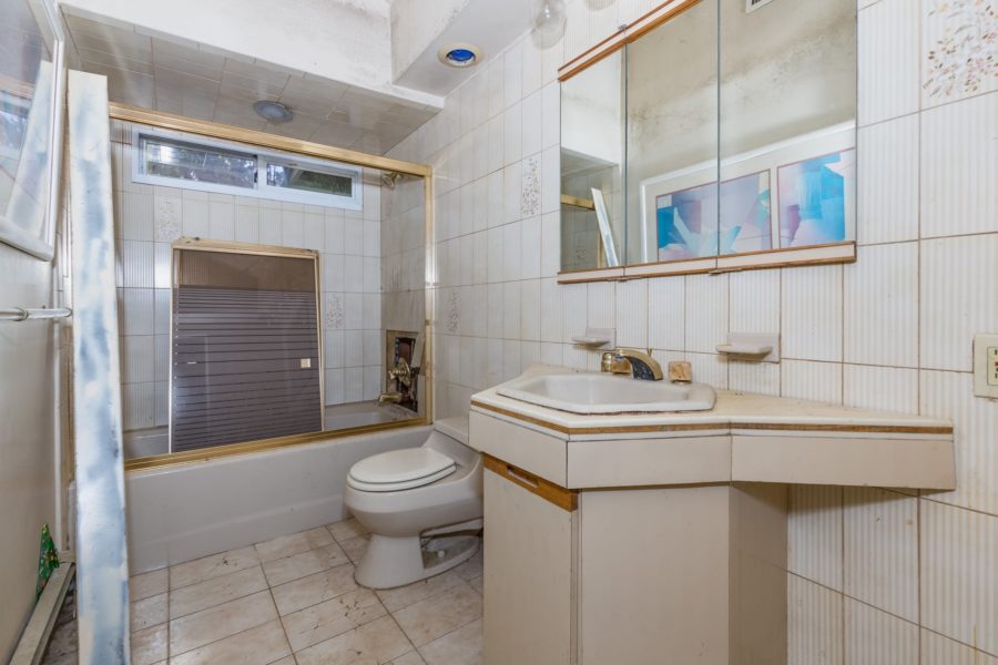 bathroom of house up for sale at Maltz Auctions