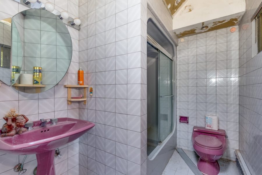 bathroom of property up for sale at Maltz Auctions