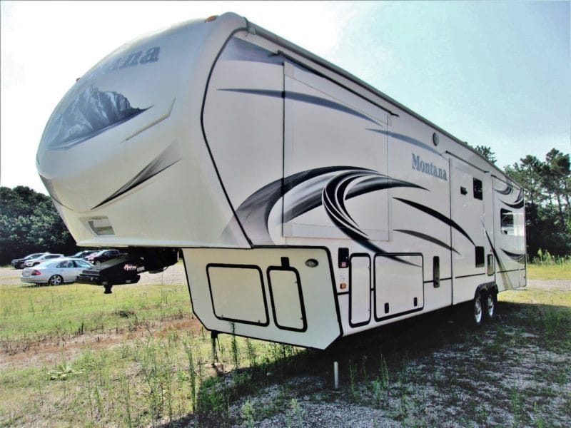 Angled side view of Montana camper for sale at Maltz Auctions - view and buy private vehicles up for auction