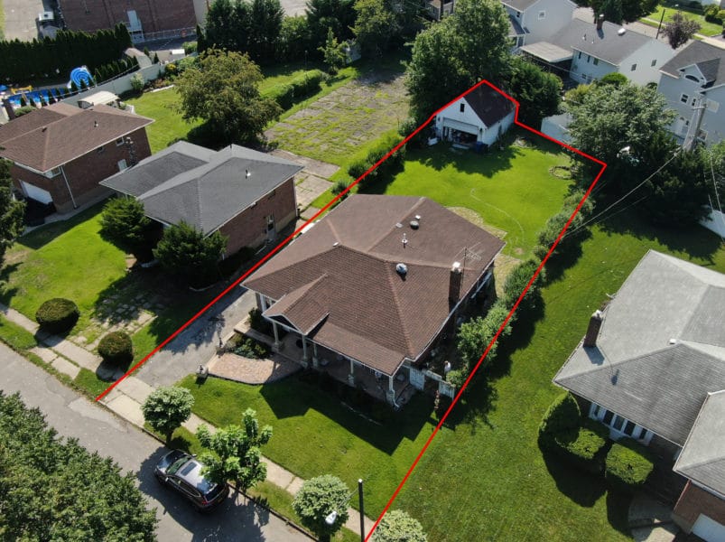 Syosset S.D. – Oversized Lot Oversized property up for sale at Maltz Auctions in New York
