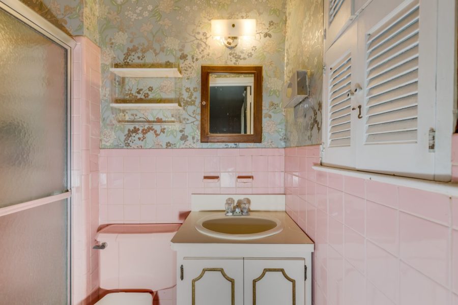 pink bathroom of home for sale at Maltz Auctions in New York