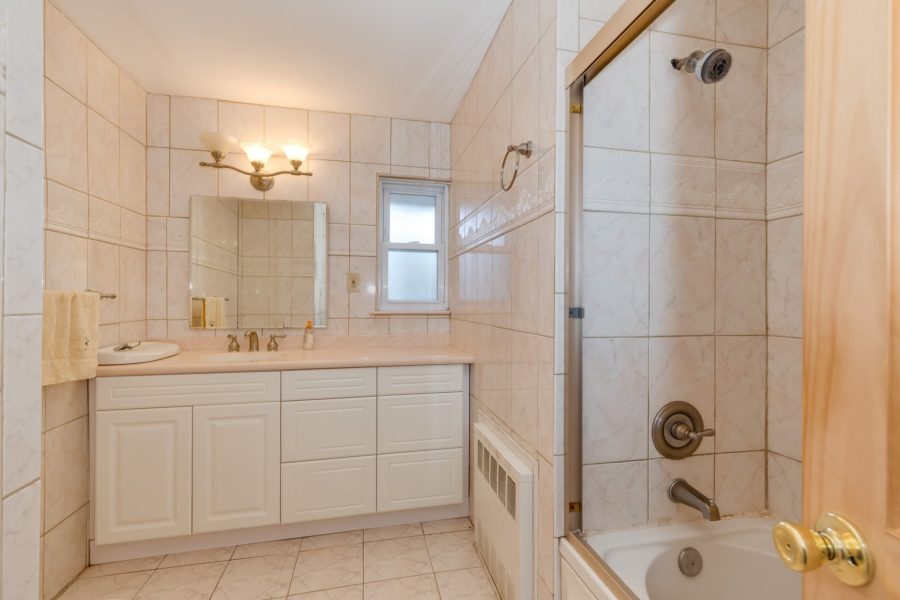bathroom of home for sale at Maltz Auctions in New York