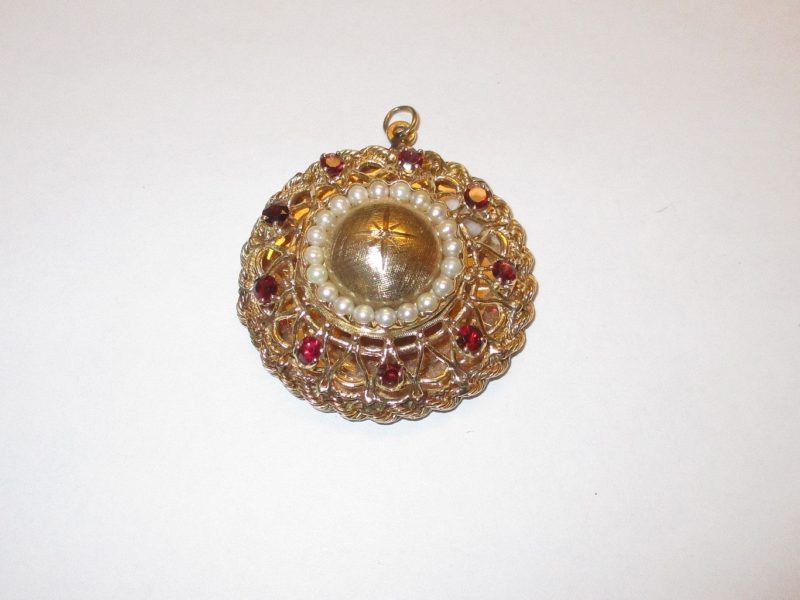 gold pendant for sale at maltz jewelry auctions